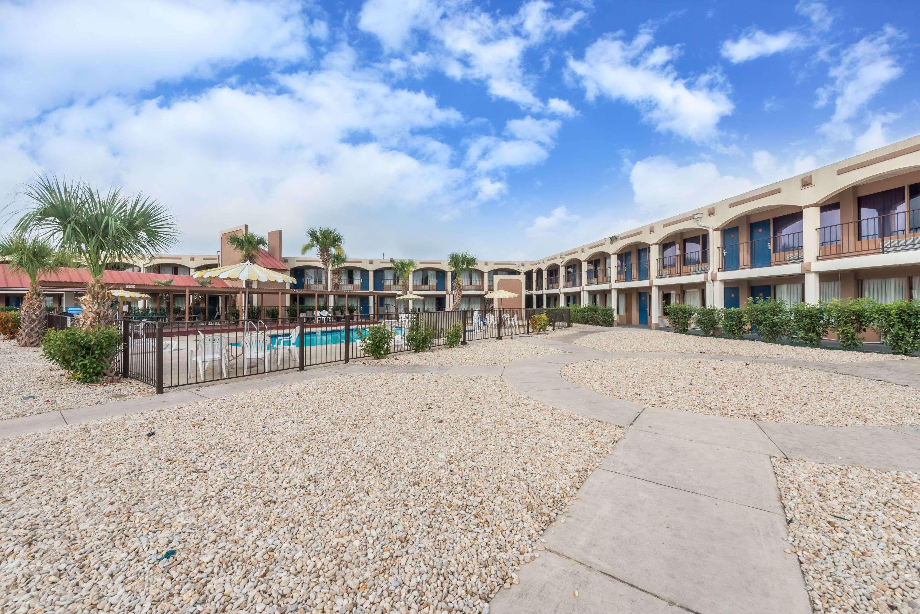 Days Inn By Wyndham San Antonio Splashtown/Att Center Eksteriør bilde
